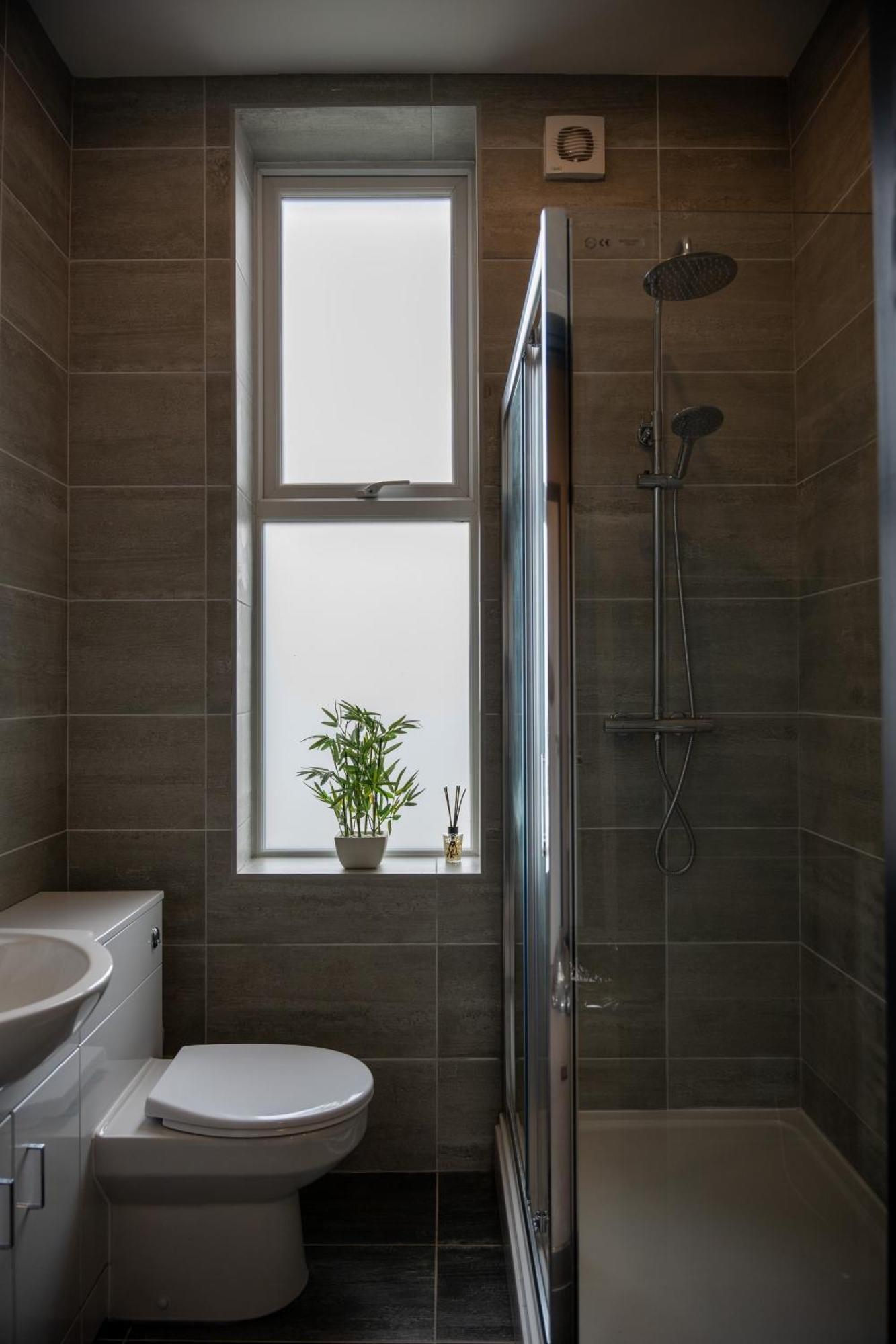 Gibson Manor Apartments Wallasey Bilik gambar