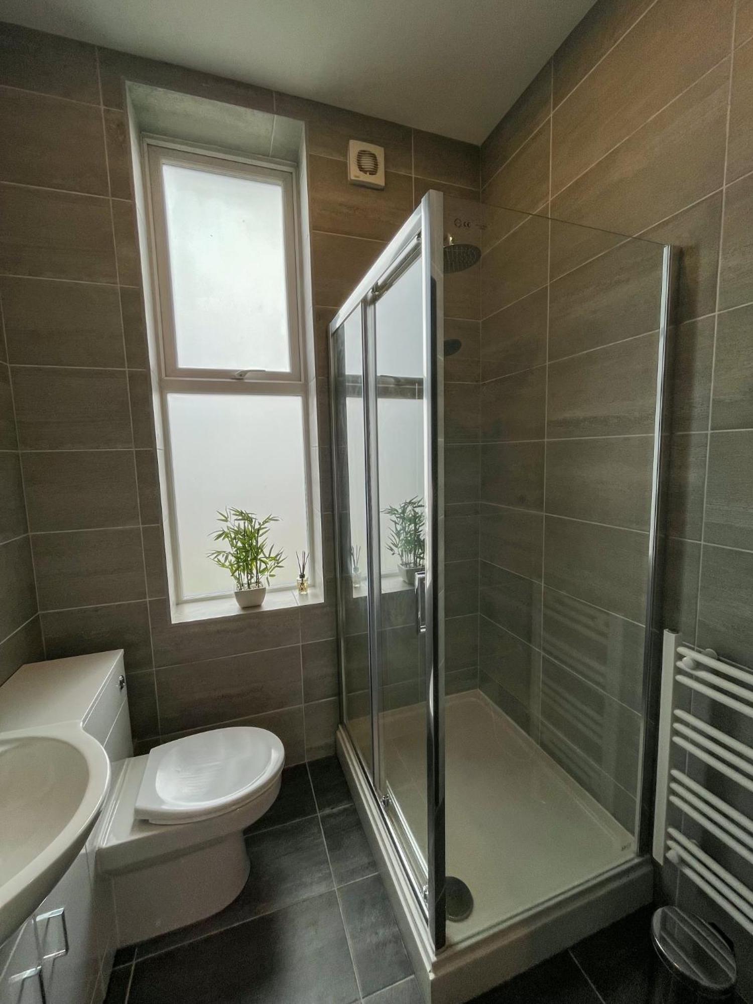 Gibson Manor Apartments Wallasey Bilik gambar